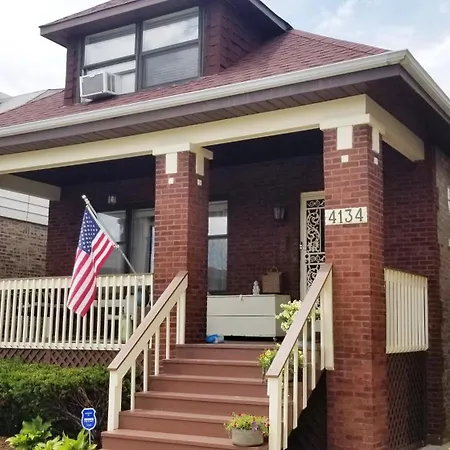 Well-Appointed Cozy Portage Park Apt, Dogs, Kids, Free Parking, 420 Compliant