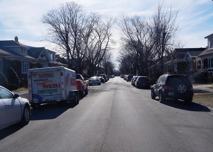 Well-appointed Cozy Portage Park Apt, Dogs, Kids, Free Parking, 420 Compliant Apartment *
