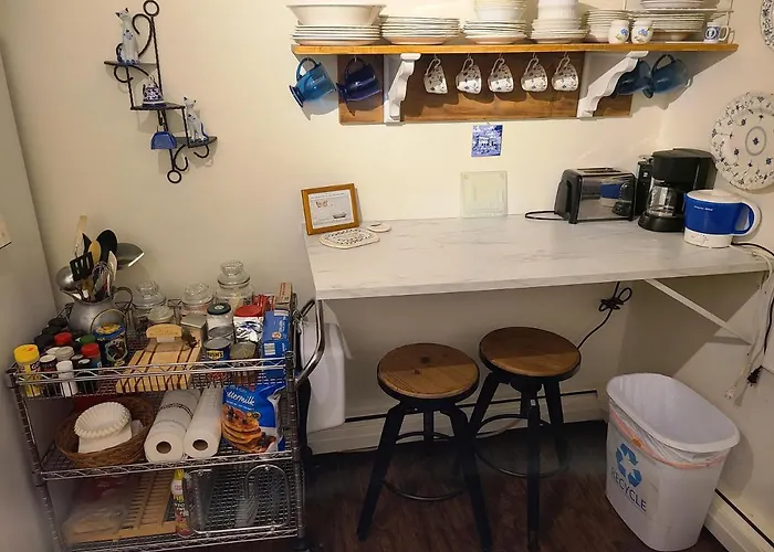 Well-appointed Cozy Portage Park Apt, Dogs, Kids, Free Parking, 420 Compliant * Chicago
