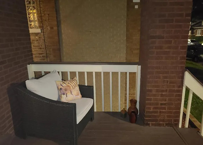 Well-appointed Cozy Portage Park Apt, Dogs, Kids, Free Parking, 420 Compliant *