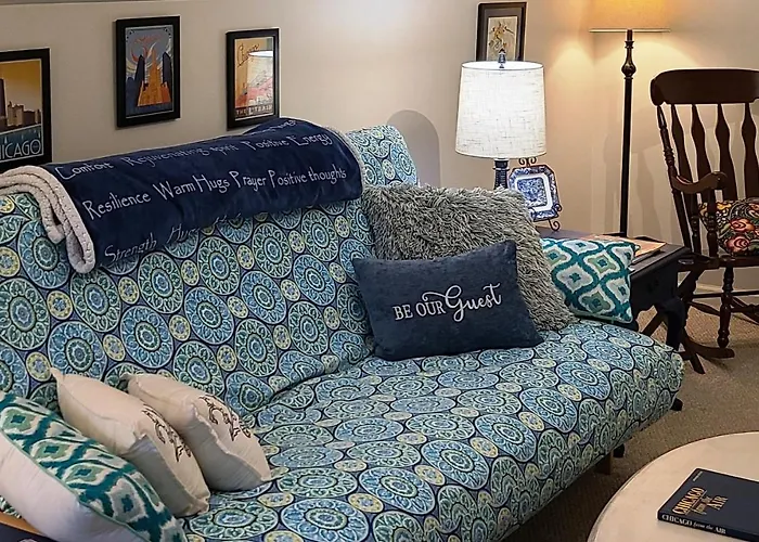 Well-appointed Cozy Portage Park Apt, Dogs, Kids, Free Parking, 420 Compliant Apartment