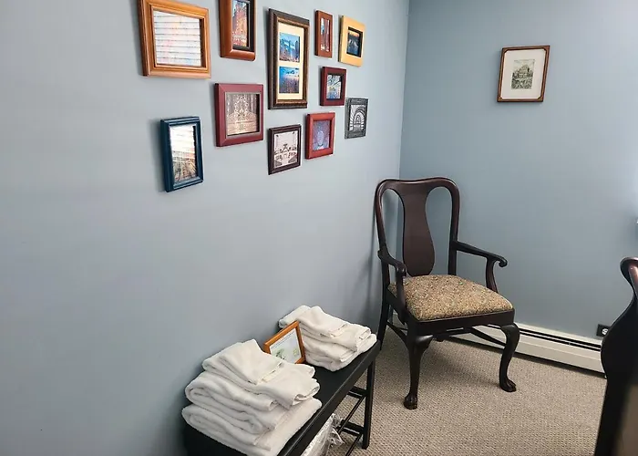 Well-appointed Cozy Portage Park Apt, Dogs, Kids, Free Parking, 420 Compliant Apartment *