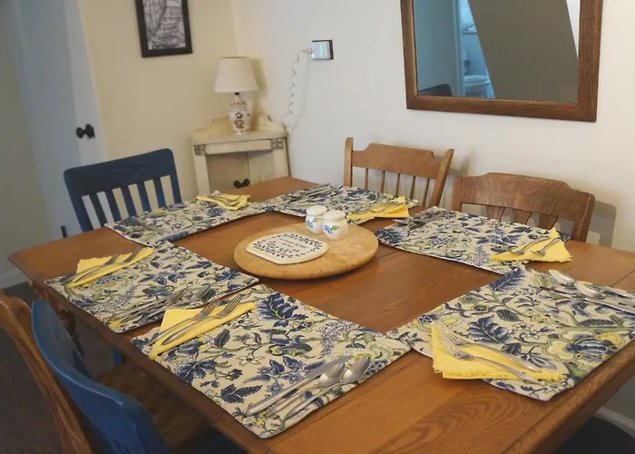 Well-appointed Cozy Portage Park Apt, Dogs, Kids, Free Parking, 420 Compliant Chicago