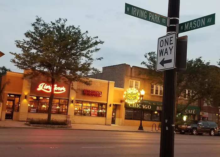 Well-appointed Cozy Portage Park Apt, Dogs, Kids, Free Parking, 420 Compliant Apartment Chicago