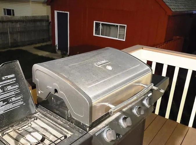Well-appointed Cozy Portage Park Apt, Dogs, Kids, Free Parking, 420 Compliant Apartment *