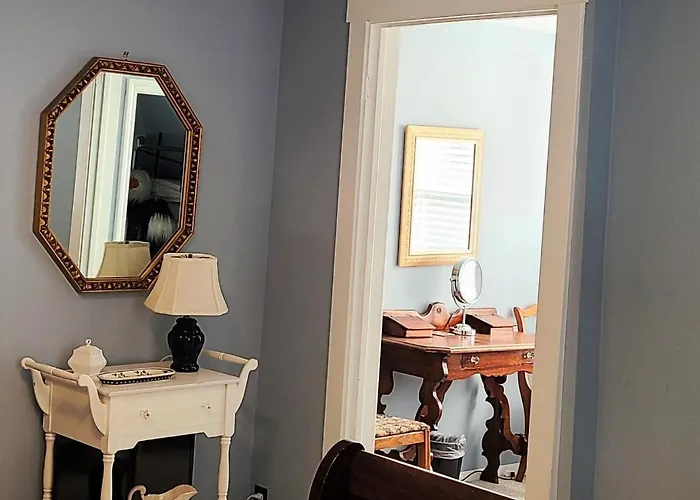 Well-appointed Cozy Portage Park Apt, Dogs, Kids, Free Parking, 420 Compliant Apartment *