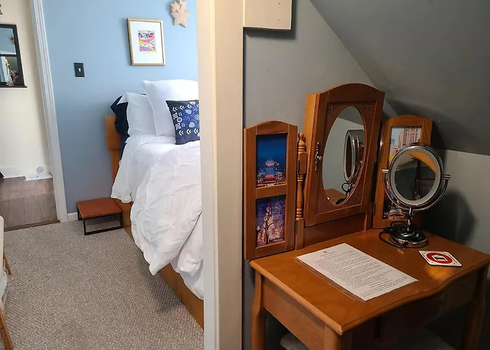 Well-appointed Cozy Portage Park Apt, Dogs, Kids, Free Parking, 420 Compliant * Chicago