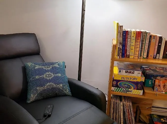 Well-appointed Cozy Portage Park Apt, Dogs, Kids, Free Parking, 420 Compliant *