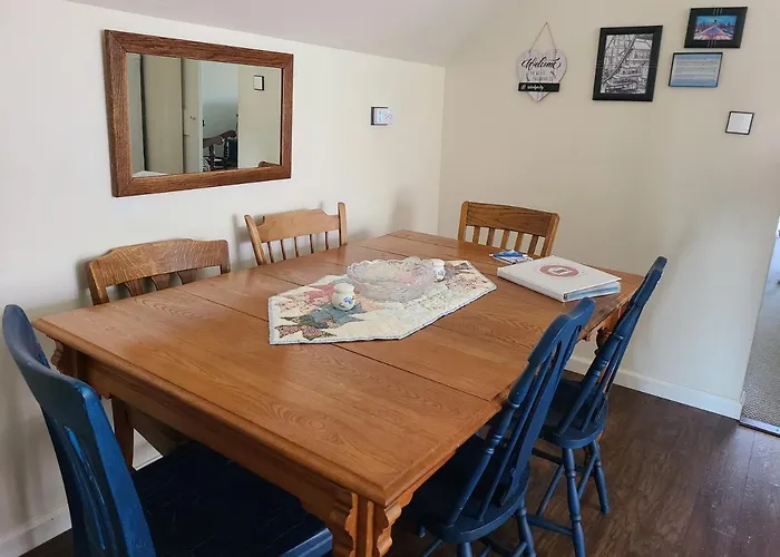 Well-appointed Cozy Portage Park Apt, Dogs, Kids, Free Parking, 420 Compliant Apartment