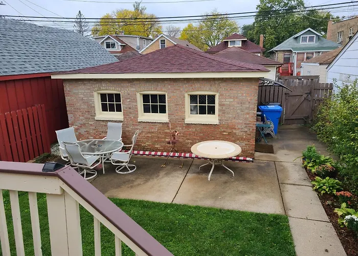 Well-appointed Cozy Portage Park Apt, Dogs, Kids, Free Parking, 420 Compliant *