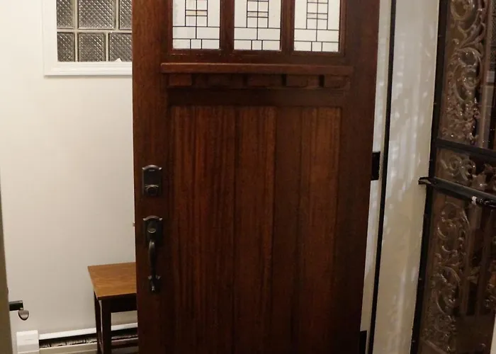 Well-appointed Cozy Portage Park Apt, Dogs, Kids, Free Parking, 420 Compliant *