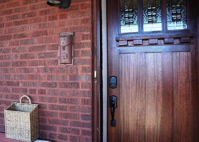 Well-appointed Cozy Portage Park Apt, Dogs, Kids, Free Parking, 420 Compliant Chicago