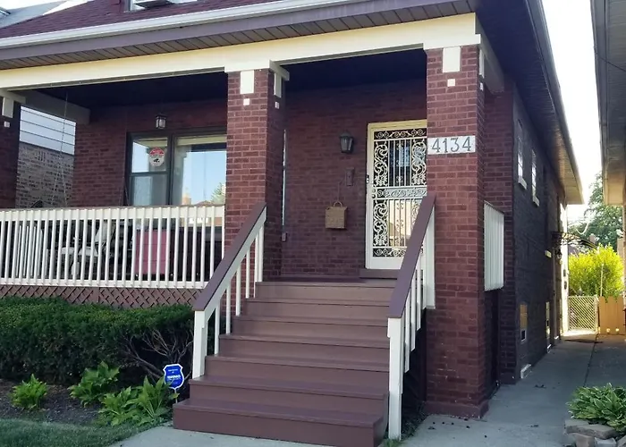 Well-appointed Cozy Portage Park Apt, Dogs, Kids, Free Parking, 420 Compliant Apartment *
